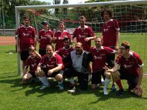 Gruppenbild des Teams BALANCE in den roten BALANCE Dressen vor dem Tor