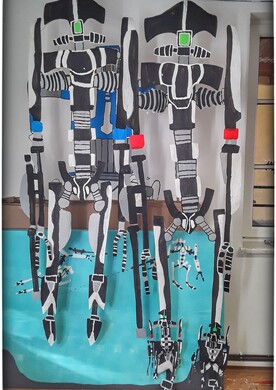 Zwei überlebensgroße, roboterartige Figuren der Künstlerin Barbara Plak, die als Wandinstallation präsentiert werden. Die flachen Gestalten sind in kontrastreichem Schwarz, Weiß und Grau gestaltet und weisen technische Details wie Rippenstrukturen und Gelenksegmente auf. Beide Figuren haben ein kleines, leuchtend grünes Quadrat als ‚Auge‘ sowie farbige Akzente in Blau und Rot an den Armen. Sie hängen vor einem hellblauen Hintergrund, der an eine Unterwasserwelt erinnert und weitere kleine Roboterfiguren zeigt.