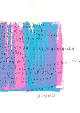 Ein Mixed-Media-Kunstwerk der Künstlerin Andrea Meija Rocha. Im Zentrum befindet sich ein rechteckiger, farbiger Block in leuchtendem Hellblau und Pink. Über diese Farbfläche erstreckt sich ein langer, handgeschriebener Text in schwarzer Druckschrift. Die ungleichmäßigen Buchstaben bilden Sätze wie „meinschaft für acht jugendliche“ oder „Österreichische Leute“. Unter dem farbigen Bereich steht links die Nummerierung „17/25“ und rechts das Wort „Andlied“. Das gesamte Werk ist auf einem schlichten, weißen Hintergrund platziert.
