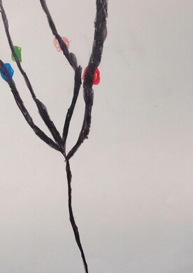 Eine minimalistische Zeichnung des Künstlers Darko Beric auf weißem Papier. Das Bild zeigt eine stilisierte, schwarze Pflanzenstruktur, die wie ein dünner Ast oder Stängel aus dem unteren Bildrand nach oben wächst und sich fächerförmig in drei Zweige verzweigt. An den schwarzen Linien sind vereinzelt kleine, bunte Farbtupfer in Blau, Grün, Rosa und Rot platziert, die wie Blüten oder Knospen wirken. Die Linienführung ist ungleichmäßig und verleiht dem Werk eine organische, lebendige Anmutung.
