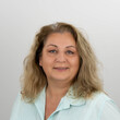 Petra Obereigner, MBA Porträtaufnahme von Petra Obereigner, MBA, Leitung der Wohngemeinschaften Boltenstern und Goldschlag sowie des Wohnverbunds Simons bei BALANCE. Sie blickt mit einem freundlichen Lächeln direkt in die Kamera. Sie hat schulterlanges, blond-gesträhntes und leicht gewelltes Haar und trägt eine helltürkise Bluse mit feinen Längsfalten vor einem neutralen, hellen Hintergrund.