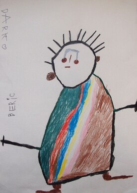 Eine charmante, farbenfrohe Zeichnung des Künstlers Darko Beric auf weißem Papier. Sie zeigt eine stilisierte menschliche Figur in Bewegung, die an einen Skifahrer oder Wanderer erinnert. Die Figur hat einen runden Kopf mit abstehenden schwarzen Haaren, kleinen Augen und einer blauen Markierung auf der Stirn. Der Körper ist als große, flächige Form gestaltet: Die linke Seite ist dunkelgrün, die rechte braun, und dazwischen verläuft ein diagonaler Regenbogen aus roten, blauen und gelben Streifen. In den Händen hält die Figur zwei schwarze Stöcke, und am unteren Rand sind kleine braune Füße in Schrittstellung erkennbar. Am linken Rand steht senkrecht in Druckbuchstaben der Name des Künstlers: „DARKO BERIC“.