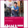 Mann im Rollstuhl hält ein Buch, Cover Jahres- und Wirkungsbericht 2022