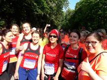 Läuferinnen mit BALANCE Laufshirts beim Start
