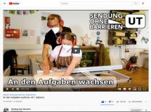 Anfangsbild der Sendung ohne Barrieren: Zwei Personen schneiden Holz mit einer Kreissäge