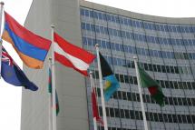 Flaggen wehen vor dem UN-Gebäude in Wien