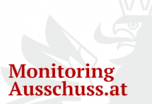 Teil des Bundesadlers in grau darauf steht mit roter Schrift Monitoringausschuss.at