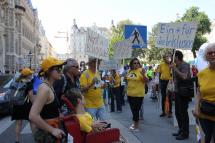 TeilnehmerInnen der Power Parade mit Luftballons und Schildern