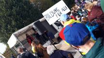 Demonstrant:innen mit Schild mit der Aufschrift "Bildung für Alle"