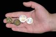 Hand mit Euro-Geldmünzen
